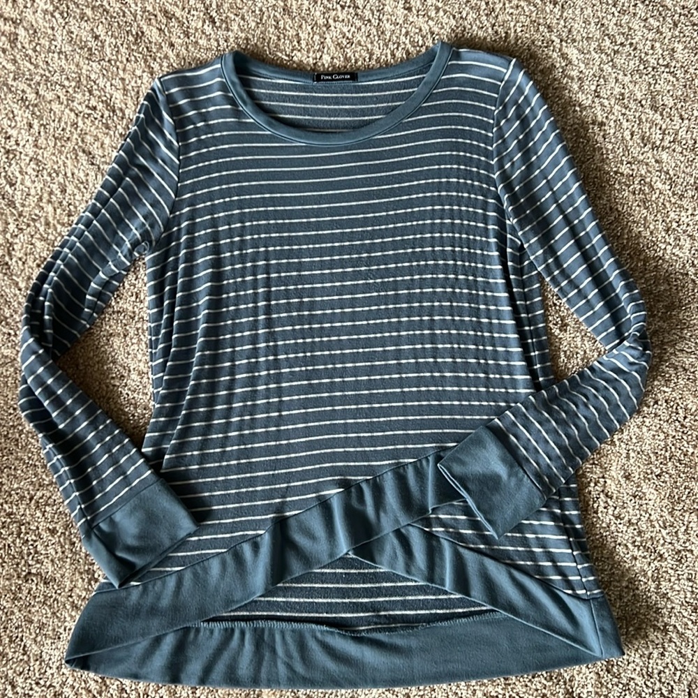 Pink clover Stitch Fix Women’s Medium tulip hem Long sleeve shirt blue stripe